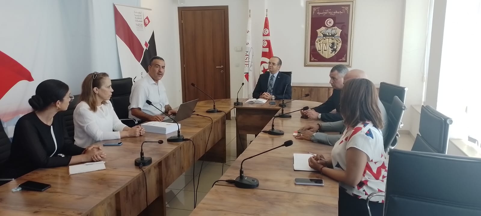 الضجيج  لا يهدأ من حولها..   هيئة الانتخابات عالقة بين اتهامات المعارضة وانتقادات مؤيدي المسار